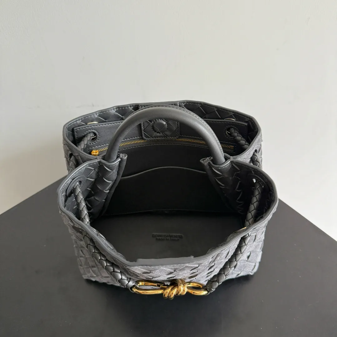 The 2023 new Andiamo batch of 1960 BV has been shipped‼ ️Really popular🔥The new Andiamo woven handbag launched by Bottega Veneta this season is really popular all over the world! ! Celebrities at home and abroad have worn it, and Oscar-winning actress Michelle Yeoh has taken it out on the street. Song Jia, Trai Yara, Yu Feihong, Sanji Ayaka, Rosie Hunting-Whiteley, Yoshioka Riho, etc. have all picked up this bag. It is classic and versatile, showing off its temperament, and the bag capacity is also large, which is very convenient for daily commuting! ! A variety of carrying methods, the shoulder straps can be adjusted by yourself, the original lambskin feels soft and delicate, and the neutral style is created to break gender boundaries and bring a more practical and longer-lasting use experience. Andiamo, which has both elegant and casual styles, perfectly interprets the true appearance of "fashionable old money style". Style number: 743568 (suede) Size: 25*22*10.5cm